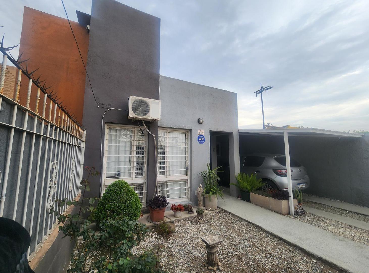 Foto de VENTA CASA 2 DORMITORIOS, COCHERA, GRAN PATIO VERDE - PANAMERICANO DE, imagen 3
