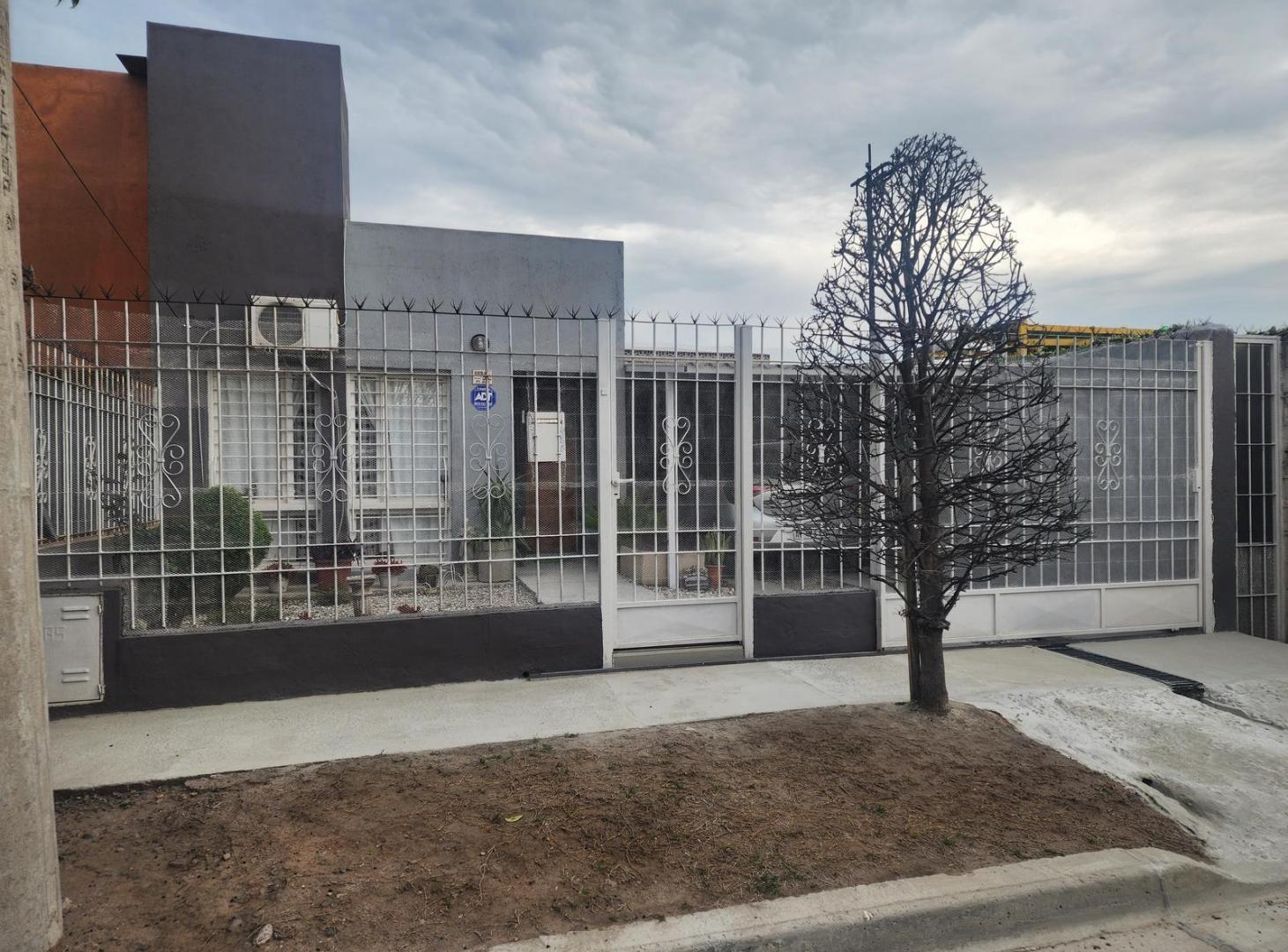 Foto de VENTA CASA 2 DORMITORIOS, COCHERA, GRAN PATIO VERDE - PANAMERICANO DE, imagen 1