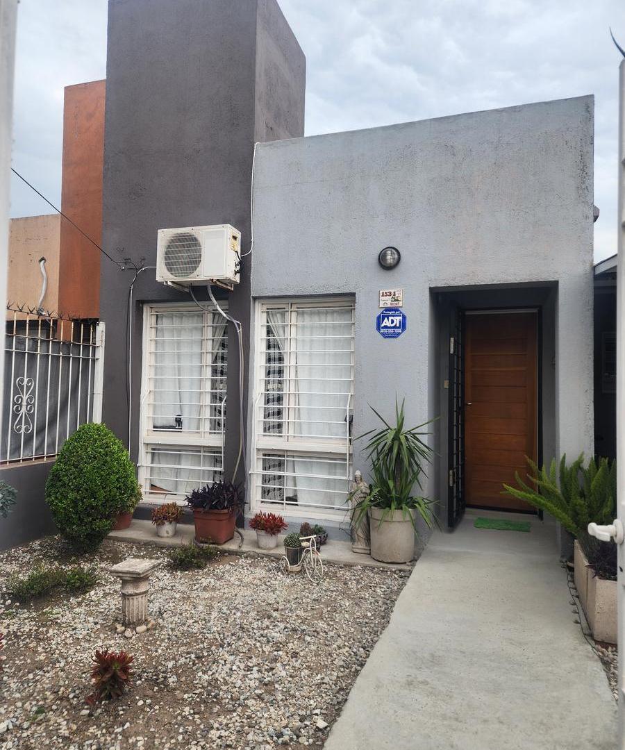 Foto de VENTA CASA 2 DORMITORIOS, COCHERA, GRAN PATIO VERDE - PANAMERICANO DE, imagen 2