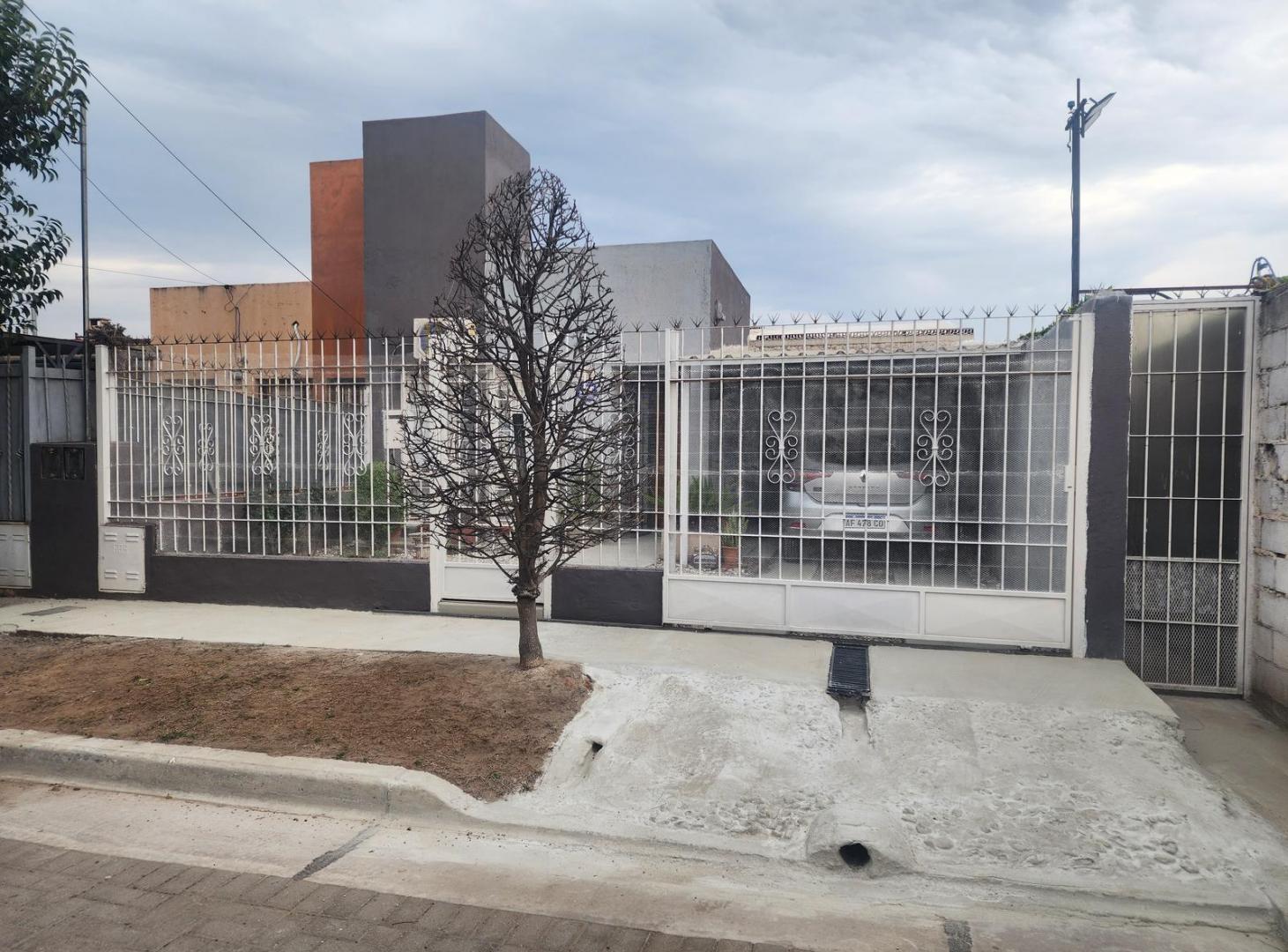 Foto de VENTA CASA 2 DORMITORIOS, COCHERA, GRAN PATIO VERDE - PANAMERICANO DE, imagen 4