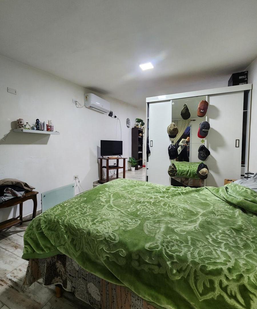 Foto de VENTA CASA 3 DORM 1 BAÑO - DPTO DE 1 DORM PA - QUINCHO ASADOR COCHERA, imagen 4