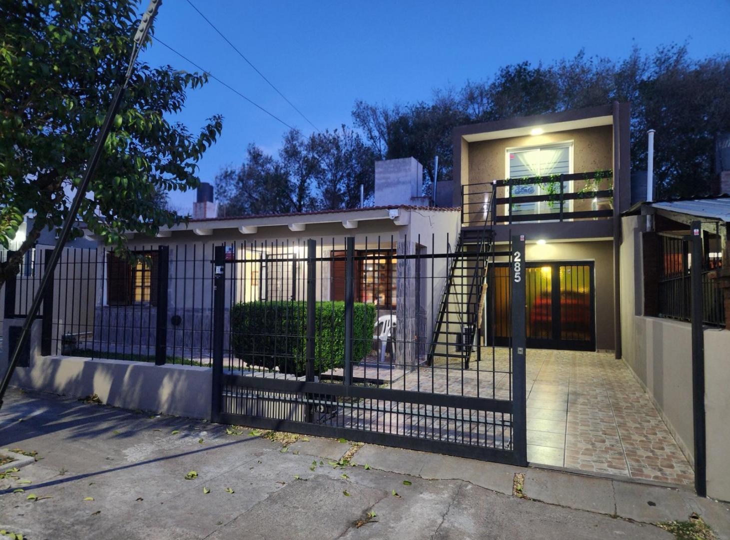 Foto de VENTA CASA 3 DORM 1 BAÑO - DPTO DE 1 DORM PA - QUINCHO ASADOR COCHERA, imagen 1