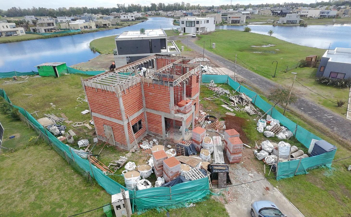 Casa a la laguna sobre lote 1.000 m2