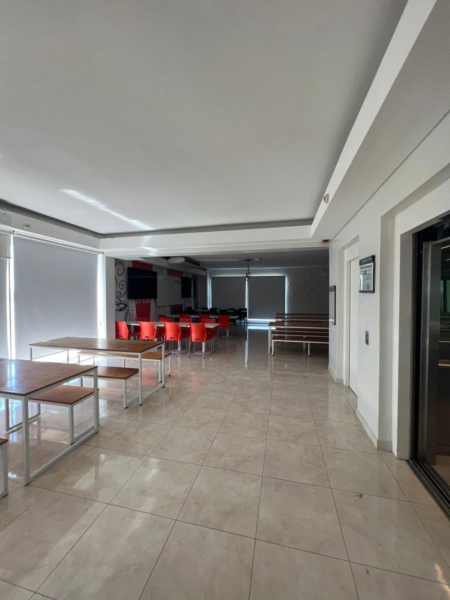 Foto de Edificio Comercial en alquiler en Parque Patricios, imagen 3