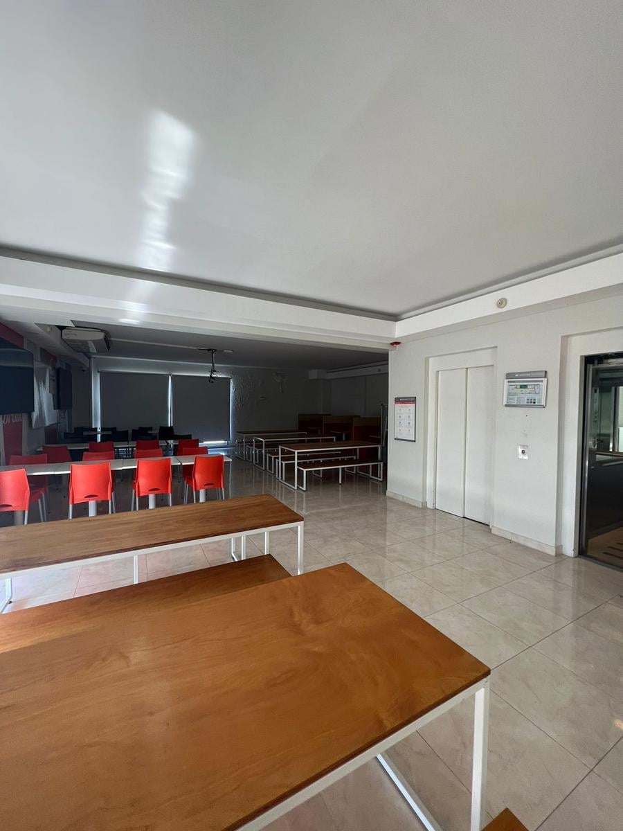 Foto de Edificio Comercial en alquiler en Parque Patricios, imagen 2