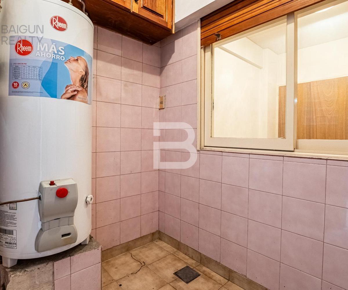 Departamento de 5 Ambientes con Cochera y Baulera en Venta en Caballito 1