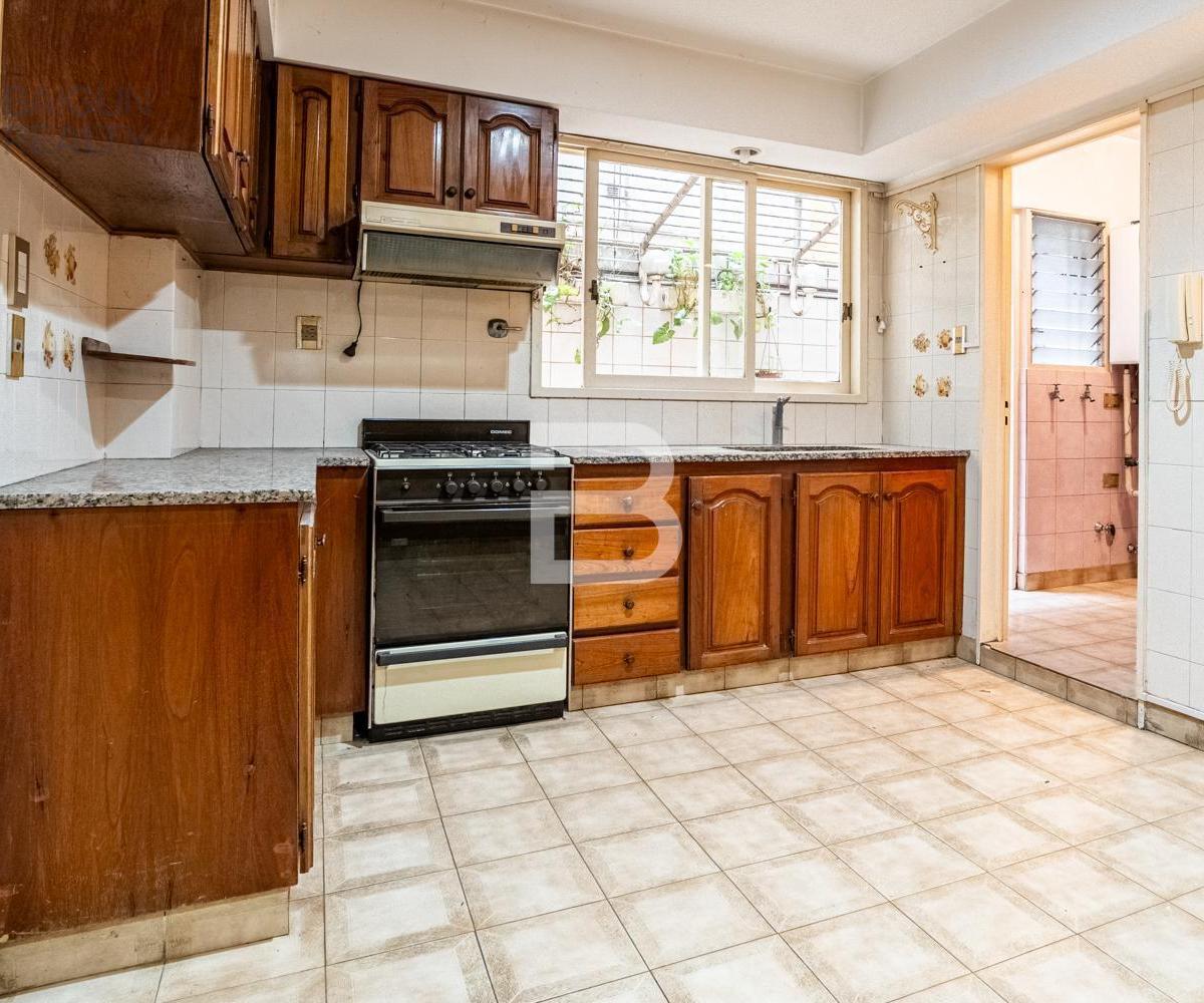 Departamento de 5 Ambientes con Cochera y Baulera en Venta en Caballito 5