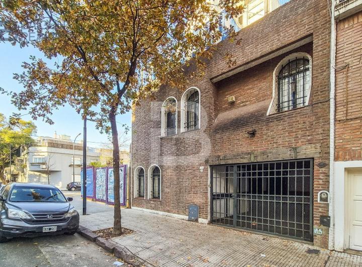 Casa de 6 ambientes con cochera, patio y terraza en venta en Colegiales 2