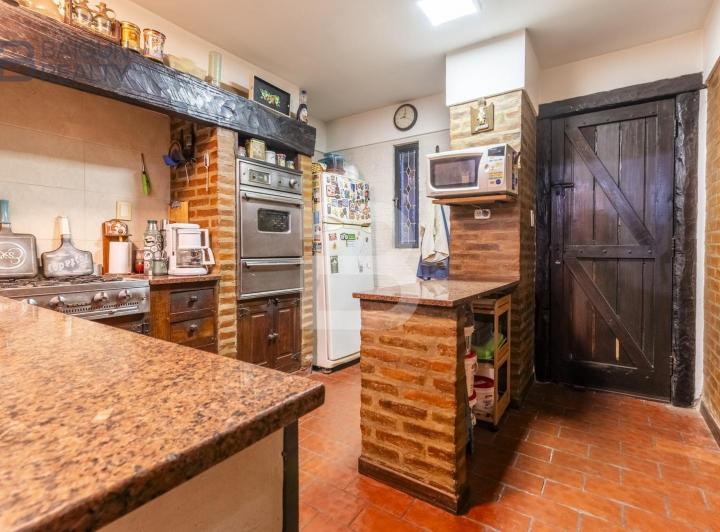 Casa de 6 ambientes con cochera, patio y terraza en venta en Colegiales 4
