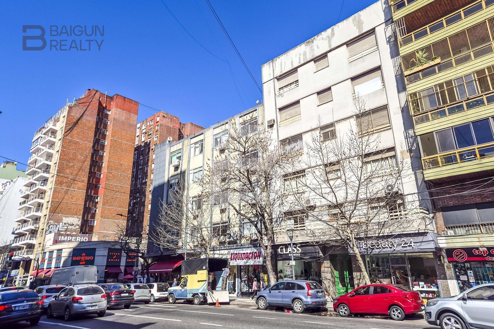 Departamento de 4 ambientes con dependencia, patio y balcón terraza en venta en Almagro