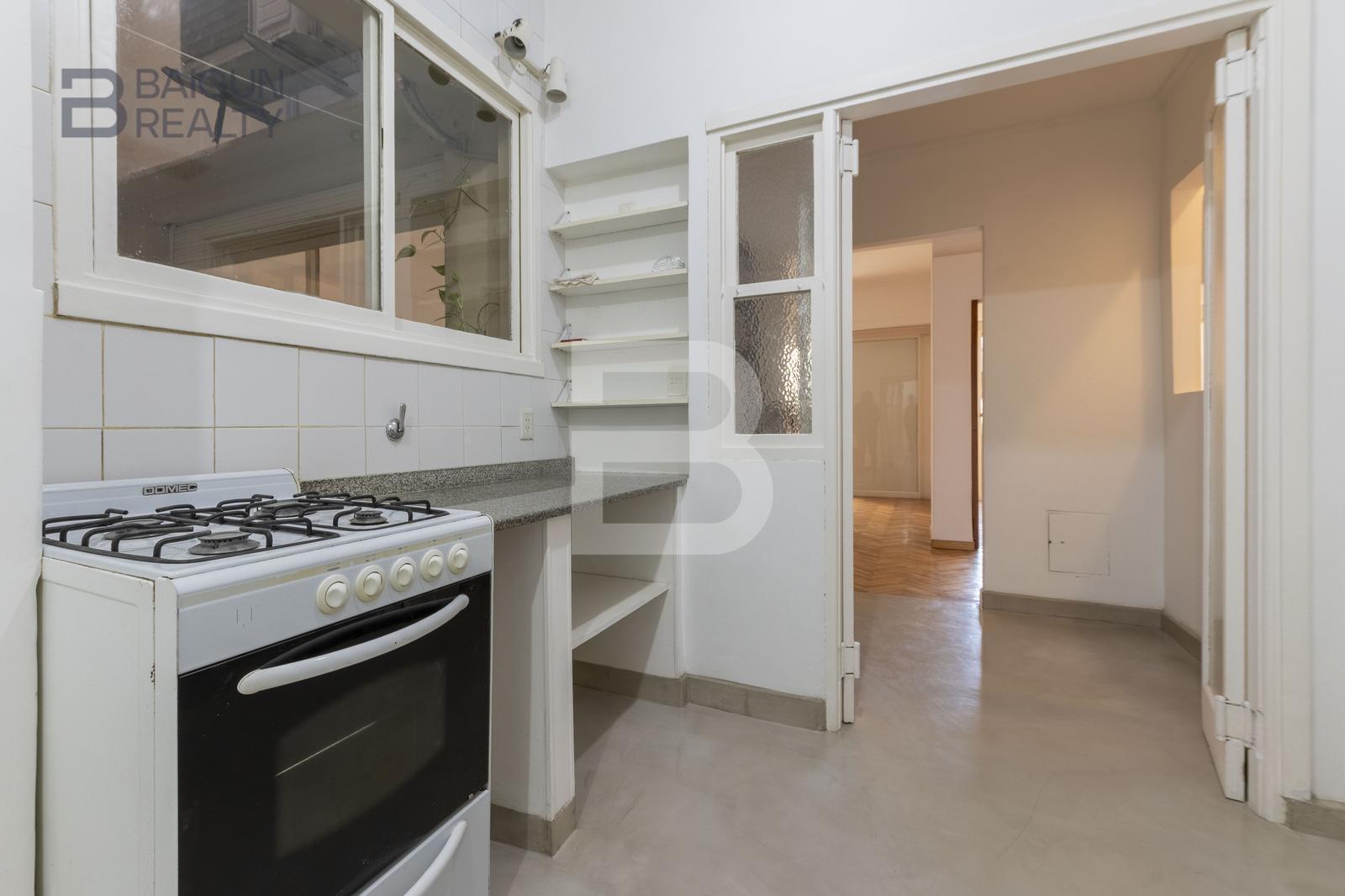 Departamento de 4 ambientes con dependencia, patio y balcón terraza en venta en Almagro