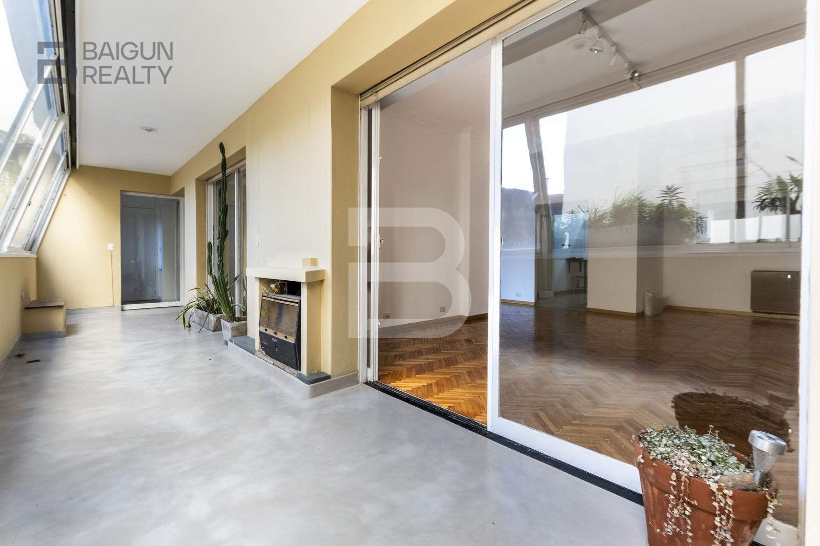 Departamento de 4 ambientes con dependencia, patio y balcón terraza en venta en Almagro
