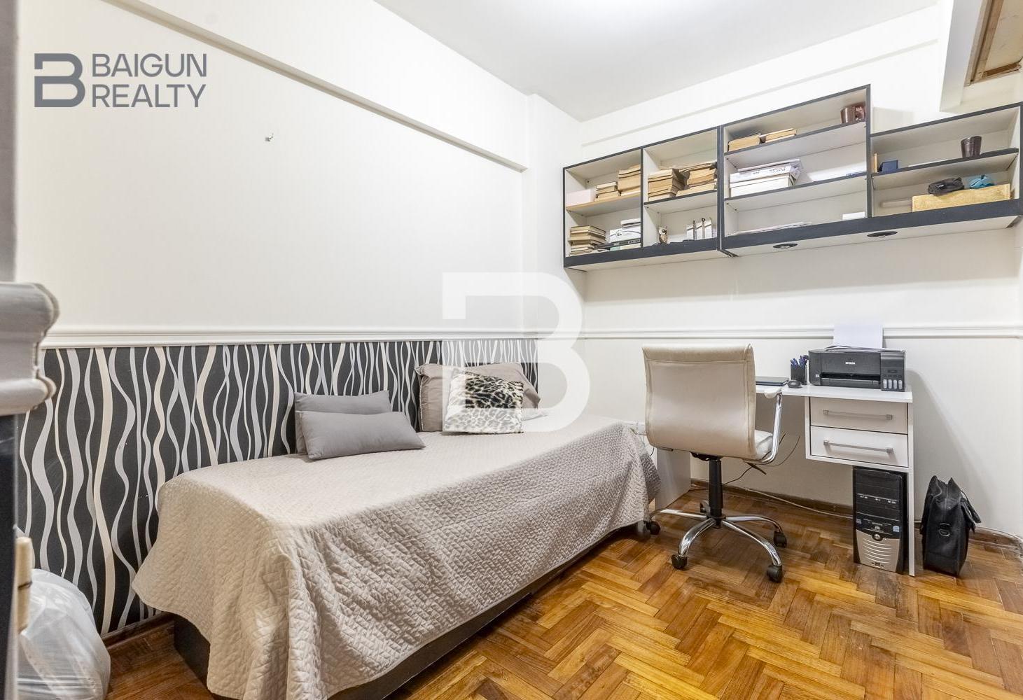 Semipiso de 4 ambientes con dependencia, balcón, patio, cochera y baulera