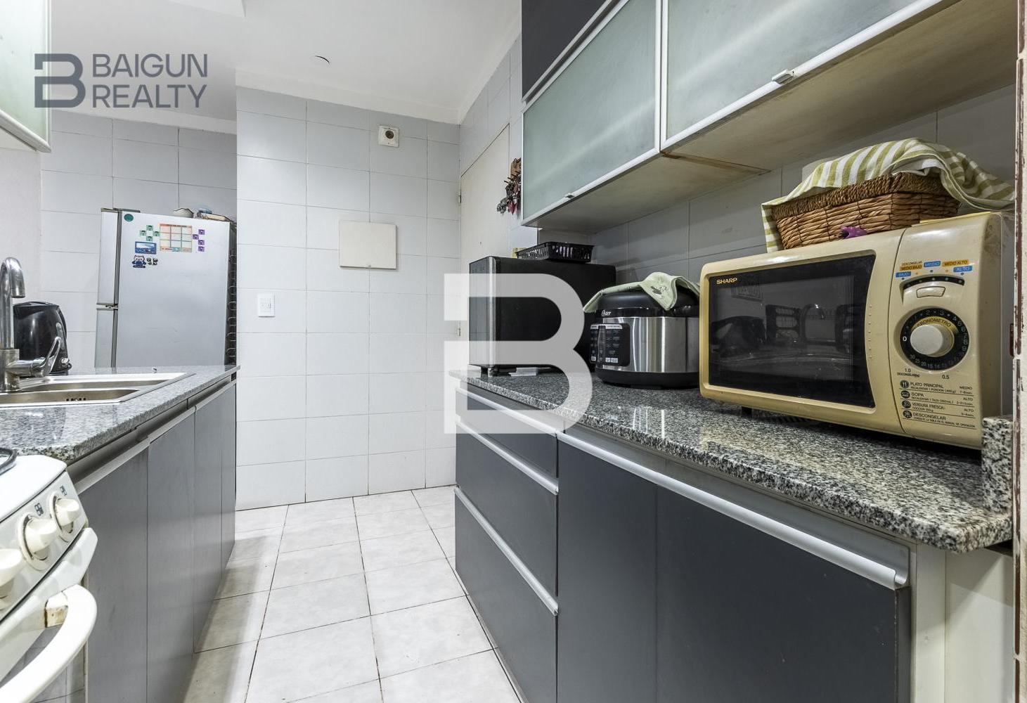 Semipiso de 4 ambientes con dependencia, balcón, patio, cochera y baulera