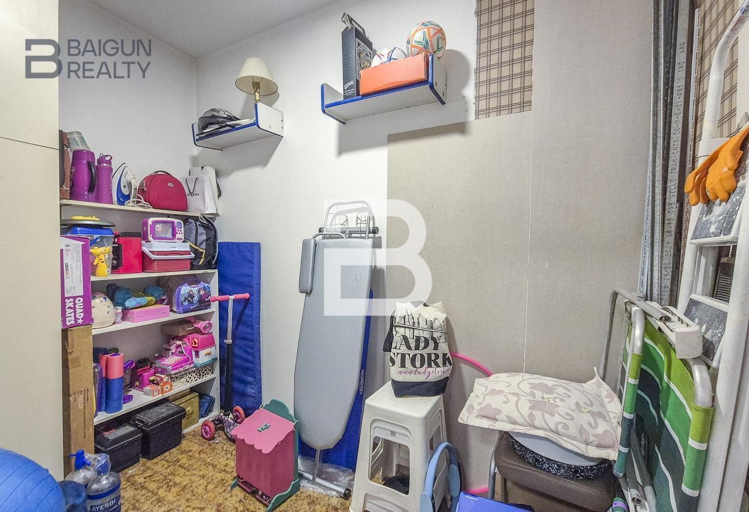 Semipiso de 4 ambientes con dependencia, balcón, patio, cochera y baulera