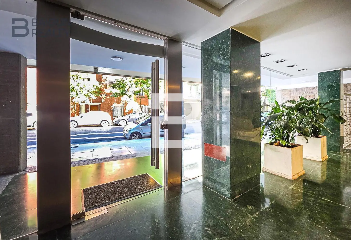 Departamento de 3 ambientes con cochera fija en venta en Recoleta 5