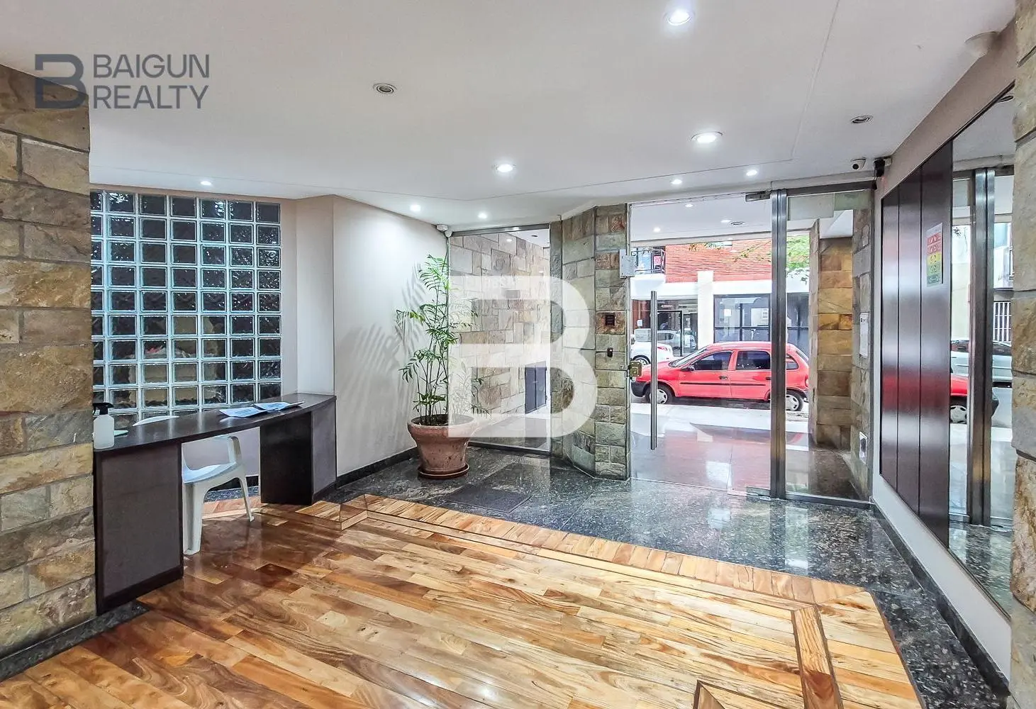 Departamento de 2 ambientes con cochera descubierta en venta en Almagro 4