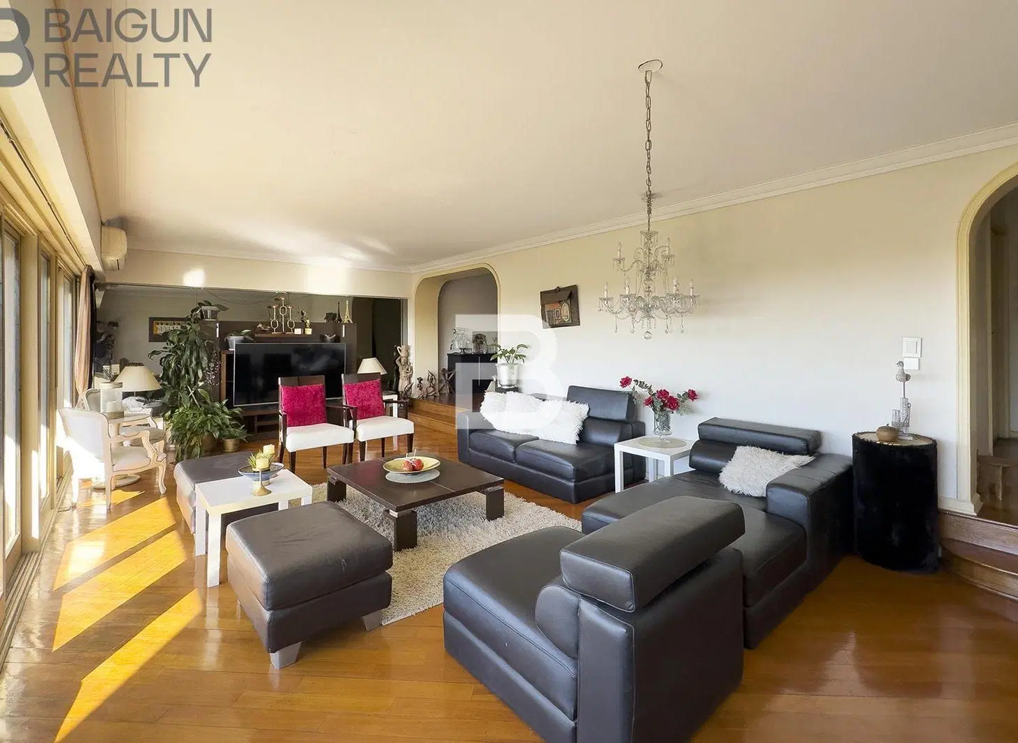 Piso de 5 ambientes con dependencia, playroom y 2 espacios guardacoches en venta en Belgrano 3