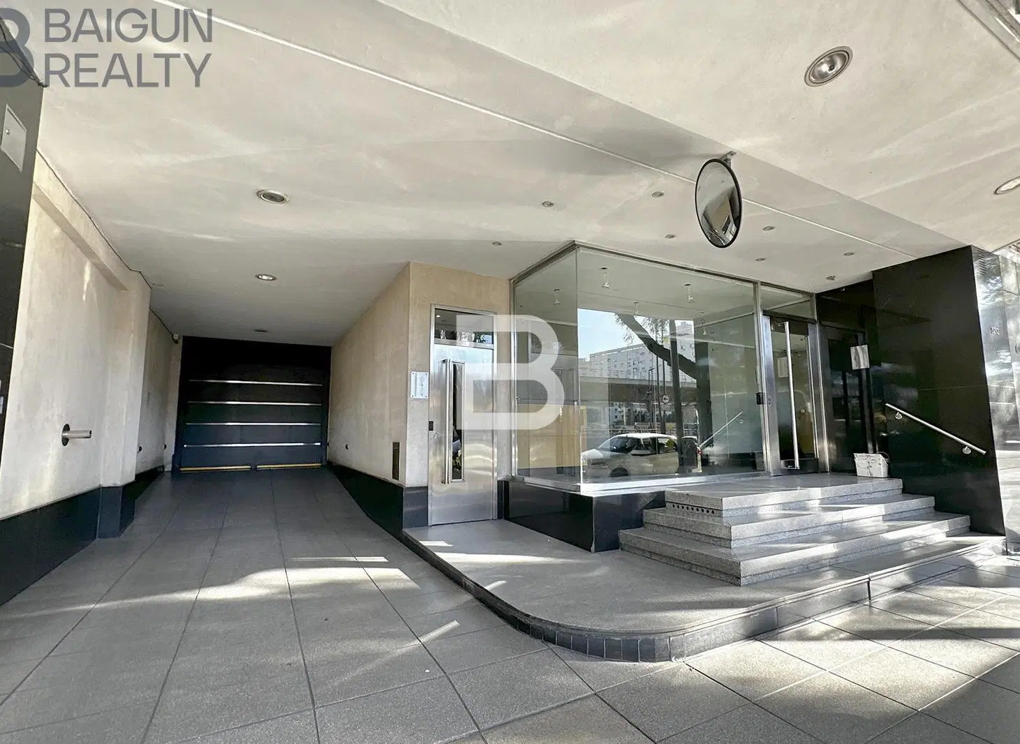 Piso de 5 ambientes con dependencia, playroom y 2 espacios guardacoches en venta en Belgrano 5