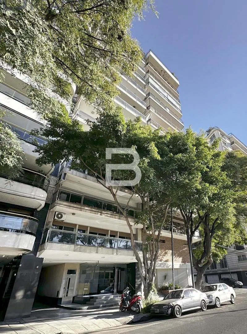 Piso de 5 ambientes con dependencia, playroom y 2 espacios guardacoches en venta en Belgrano 4