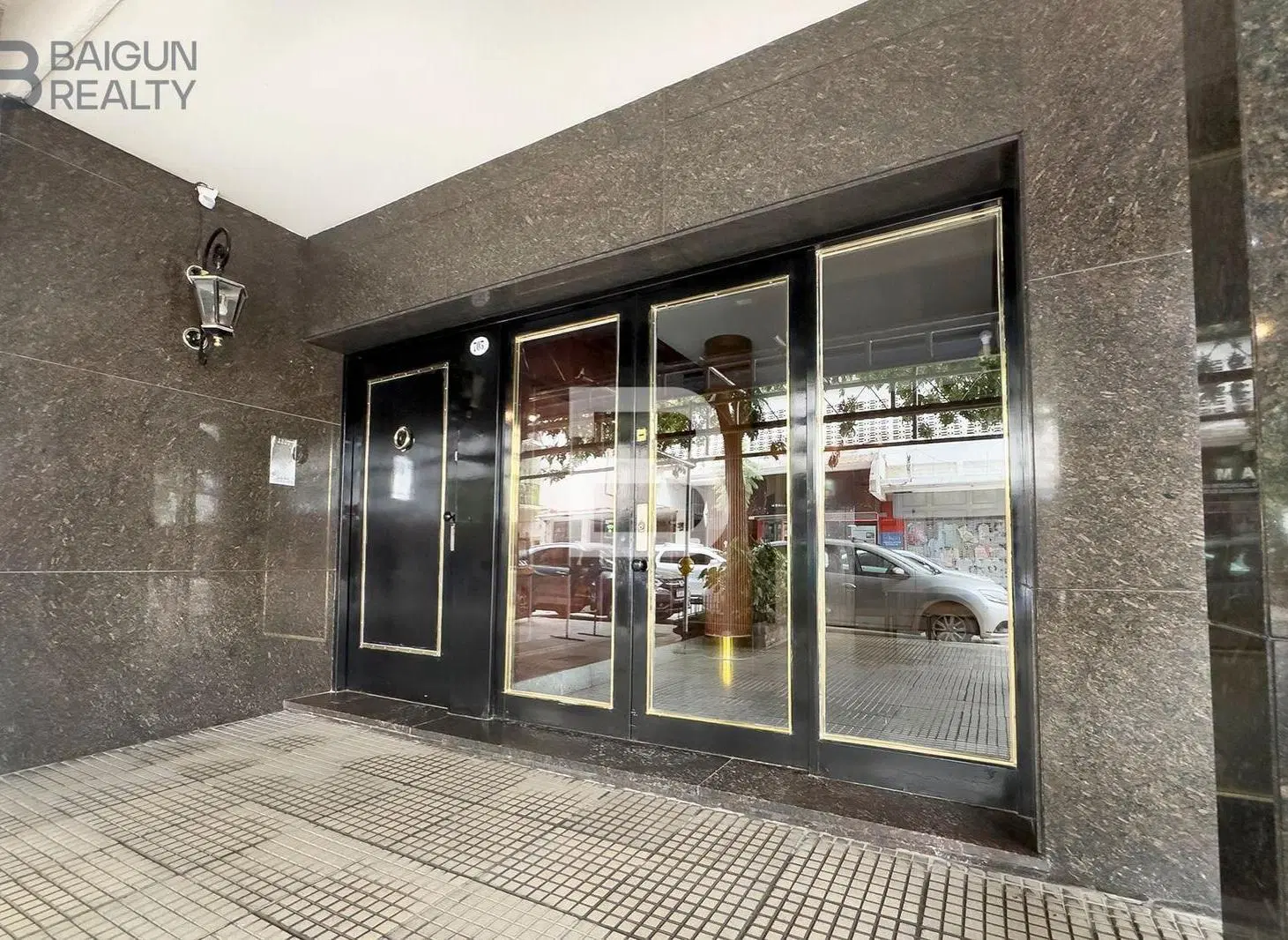 Piso de 5 ambientes con dependencia y cochera en venta en Las Cañitas 3
