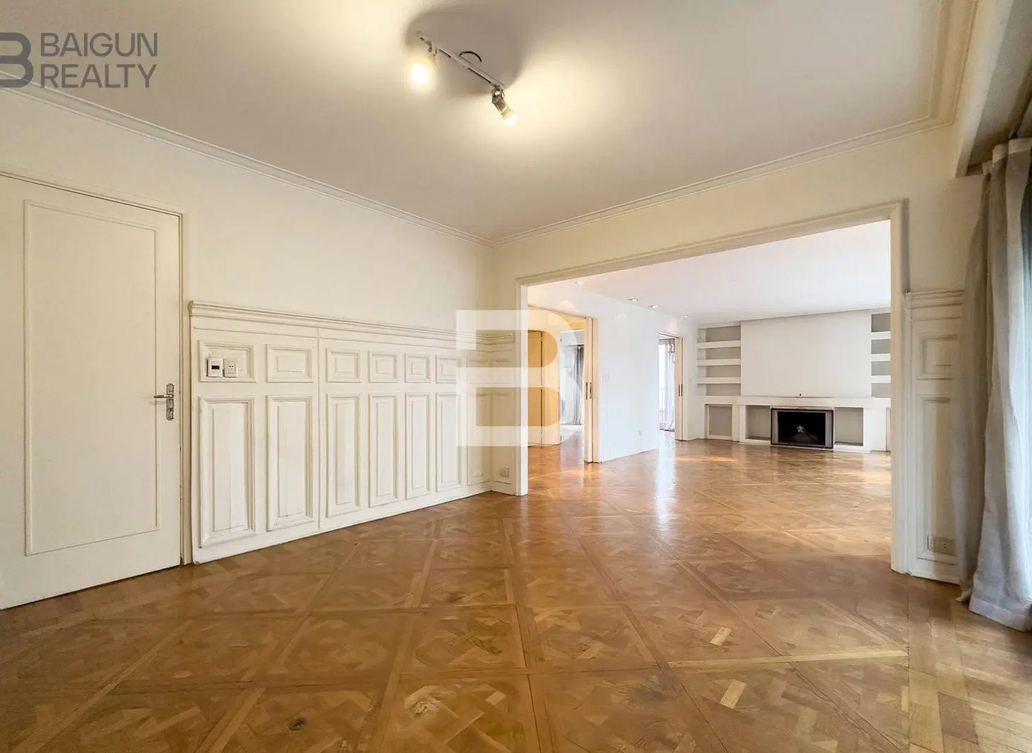 Piso de 5 ambientes con dependencia y cochera en venta en Las Cañitas 5
