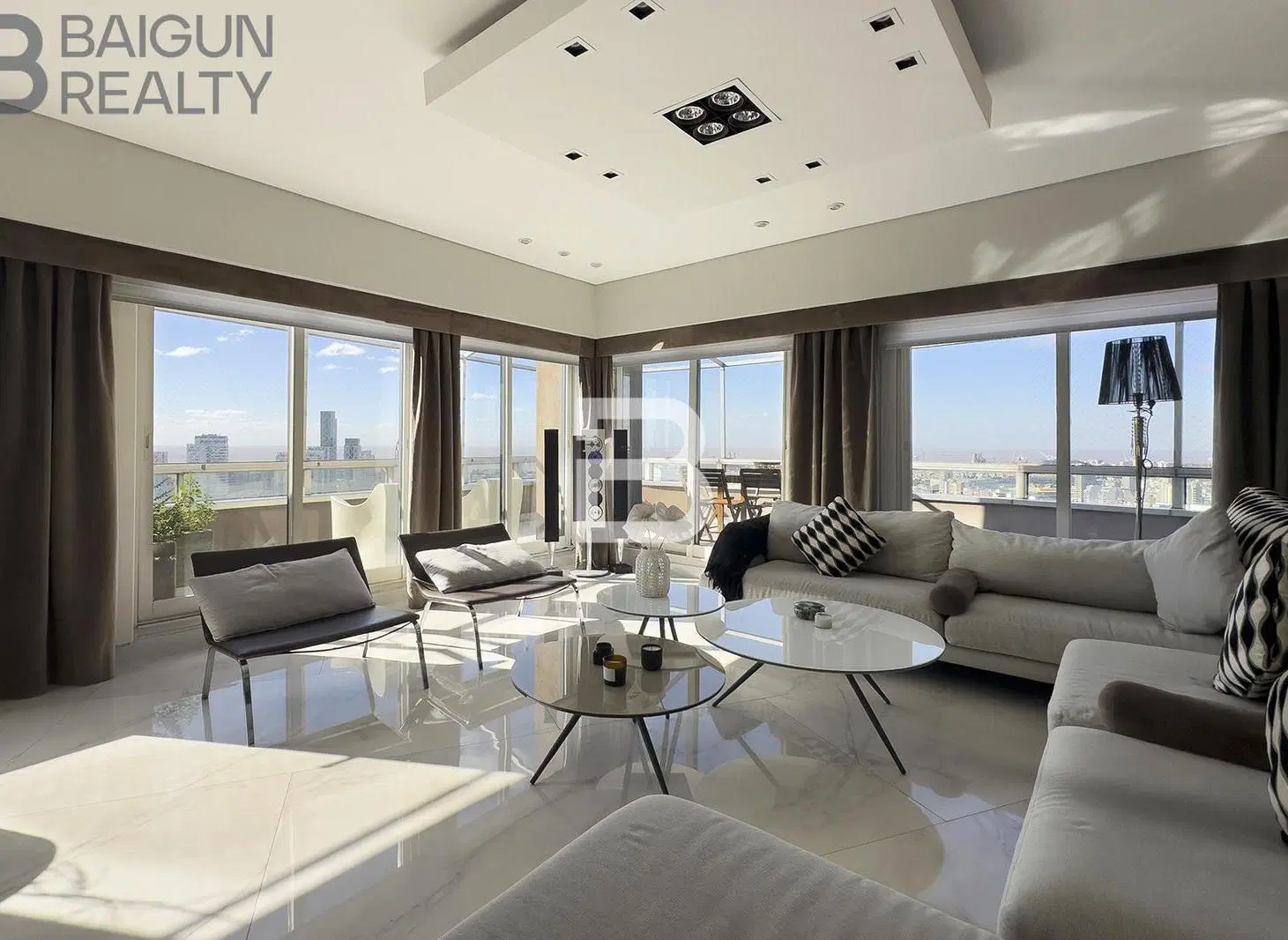 Departamento de 6 ambientes con balcón aterrazado, cochera doble y baulera en venta en Palermo 3