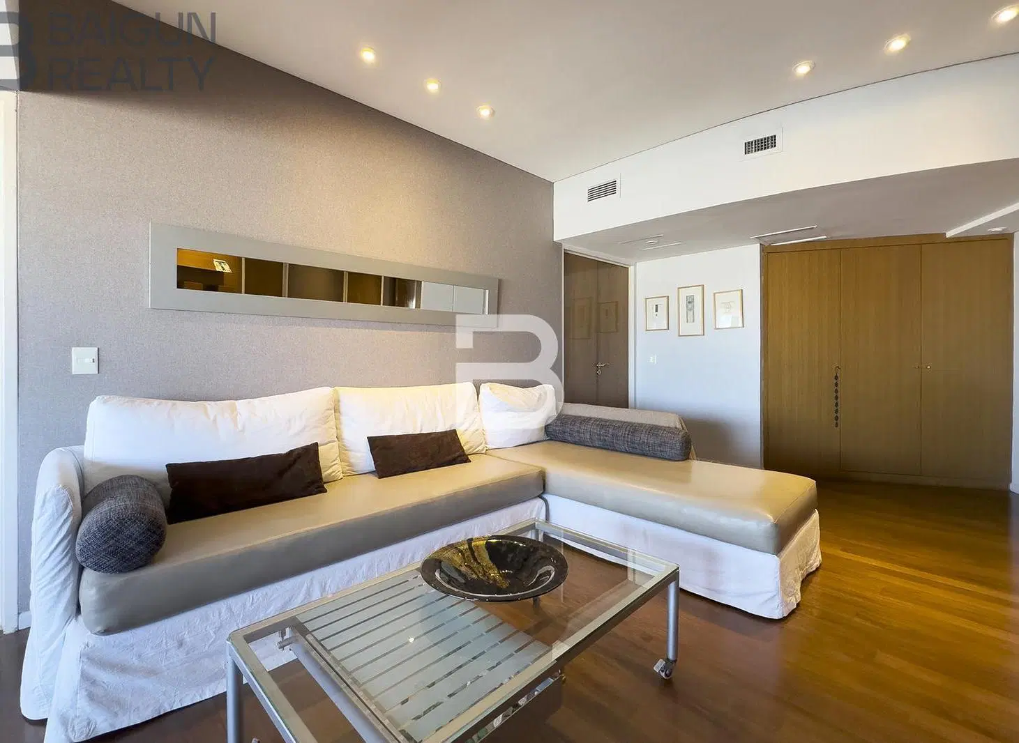 Departamento de 6 ambientes con balcón aterrazado, cochera doble y baulera en venta en Palermo 2