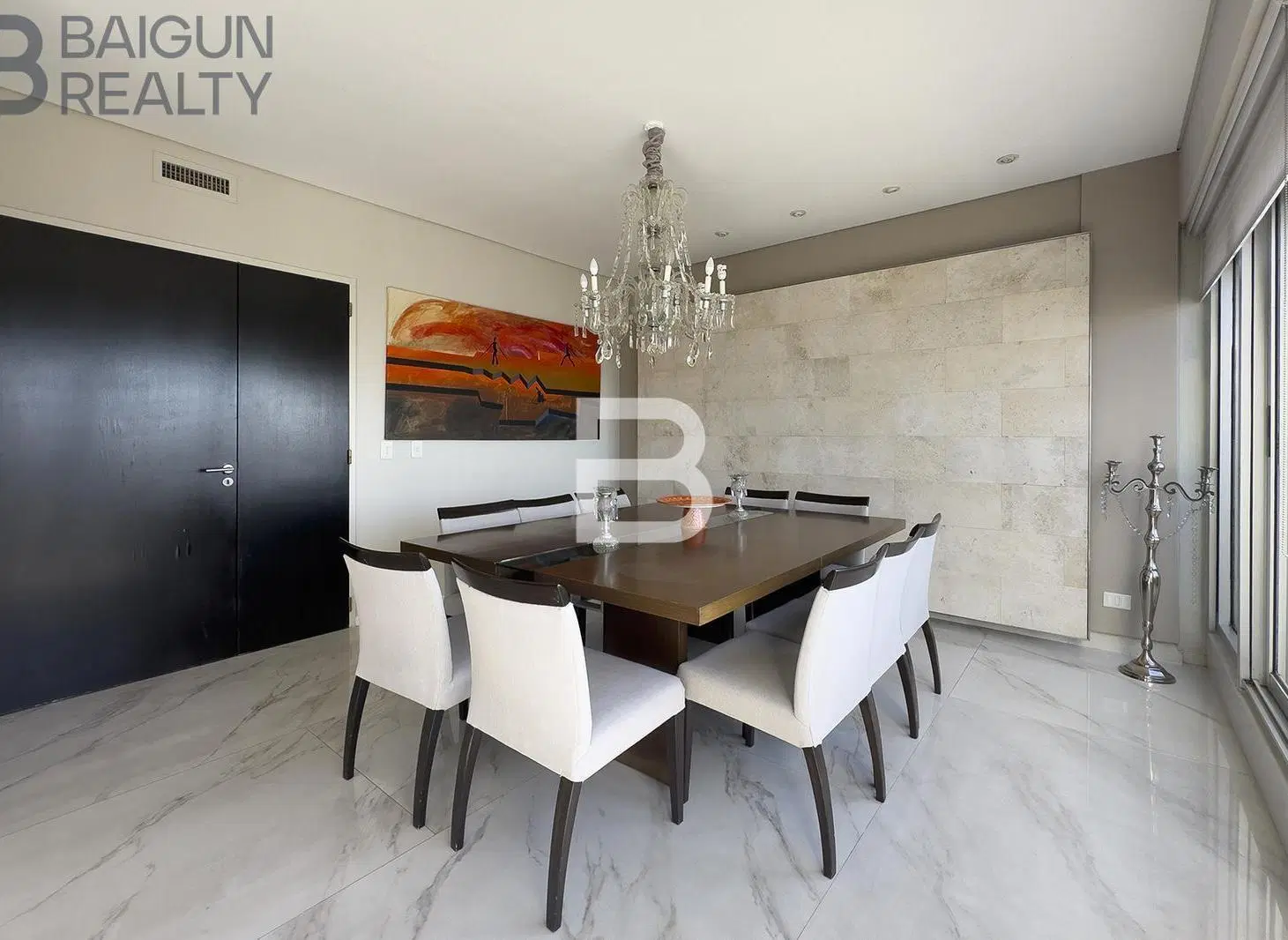 Departamento de 6 ambientes con balcón aterrazado, cochera doble y baulera en venta en Palermo 4