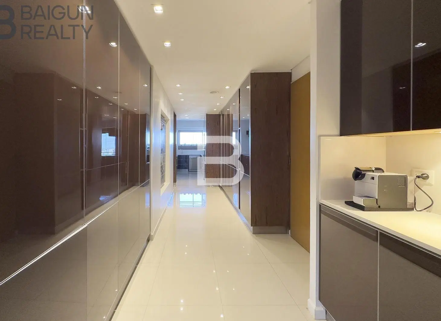 Departamento de 6 ambientes con balcón aterrazado, cochera doble y baulera en venta en Palermo 5