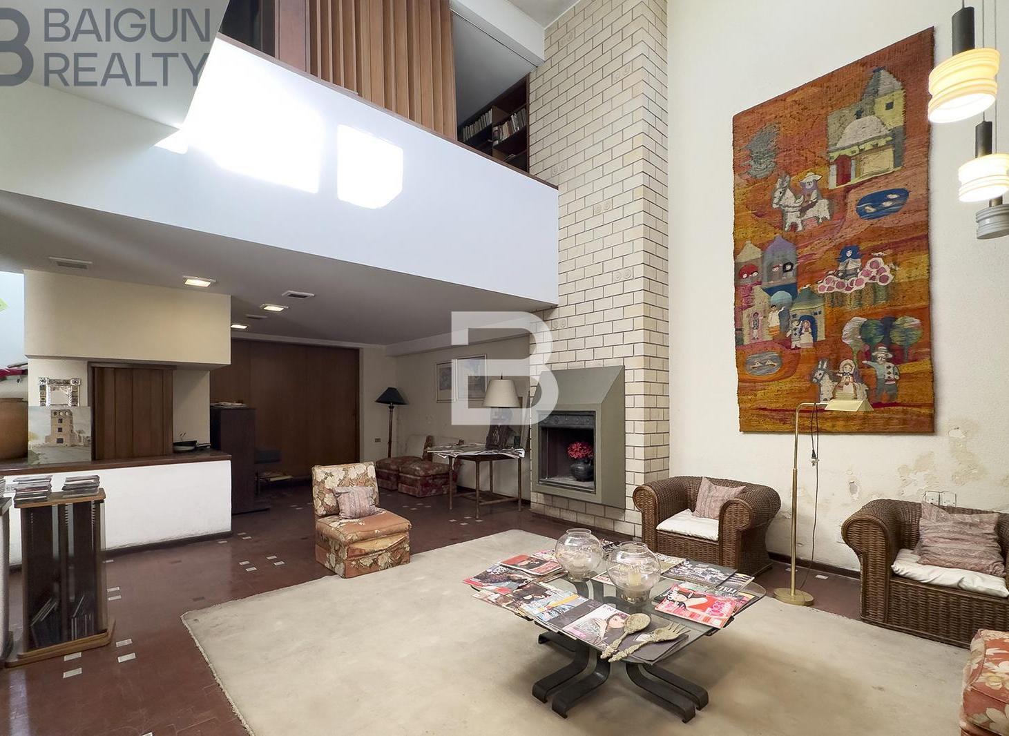 Casa de 5 ambientes con dependencia, escritorio, garage, terraza y patio con parque y parrilla