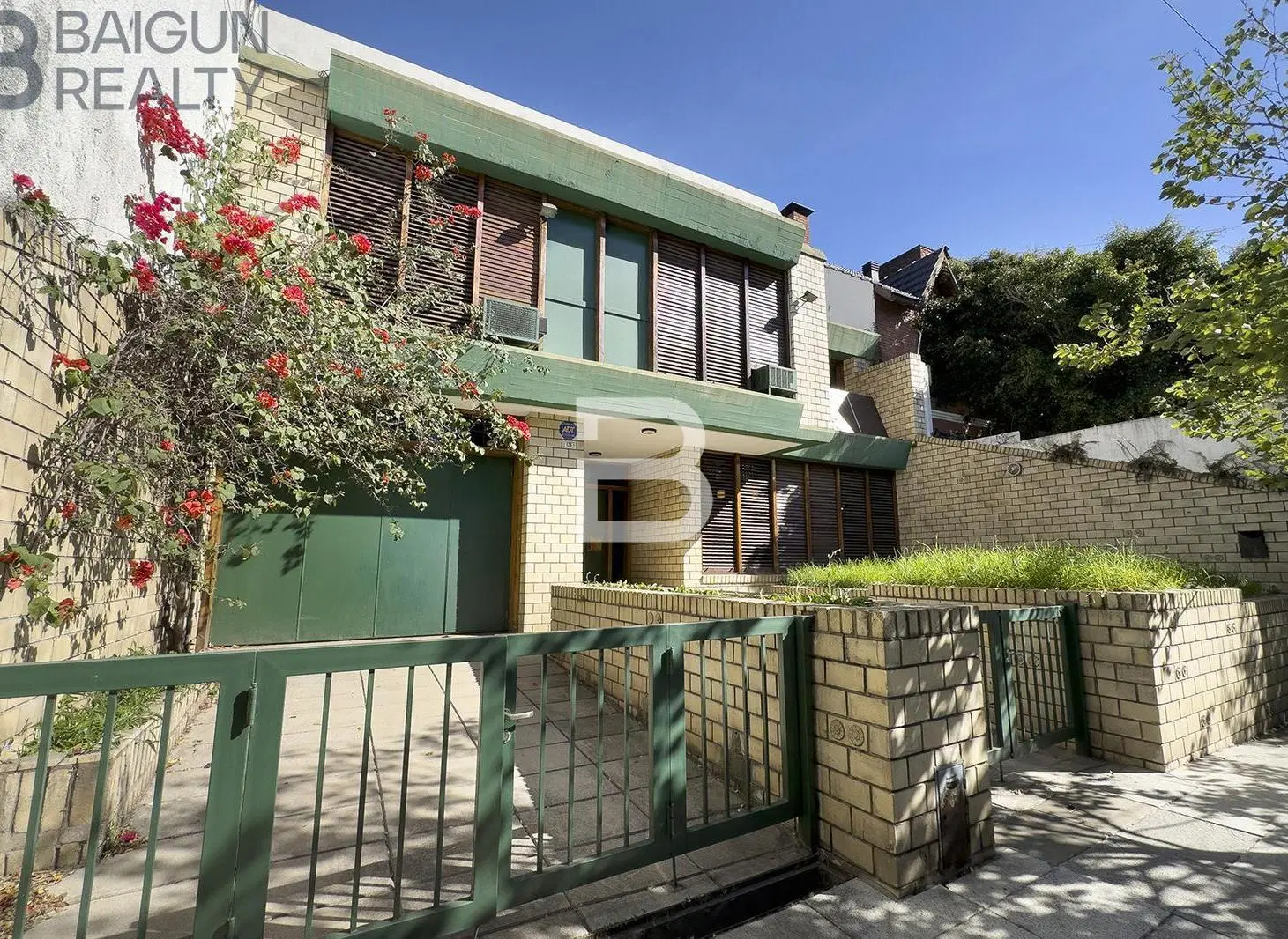 Casa de 5 ambientes con dependencia, escritorio, garage, terraza y patio con parque y parrilla 5