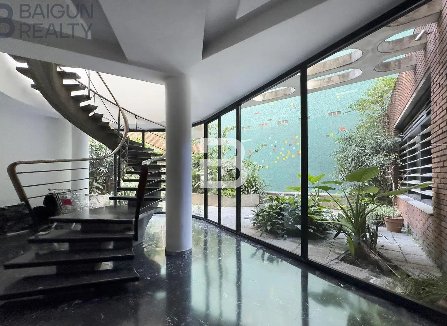 Departamento de 2 ambientes con escritorio, espacio guardacoche y baulera en venta en Retiro 5