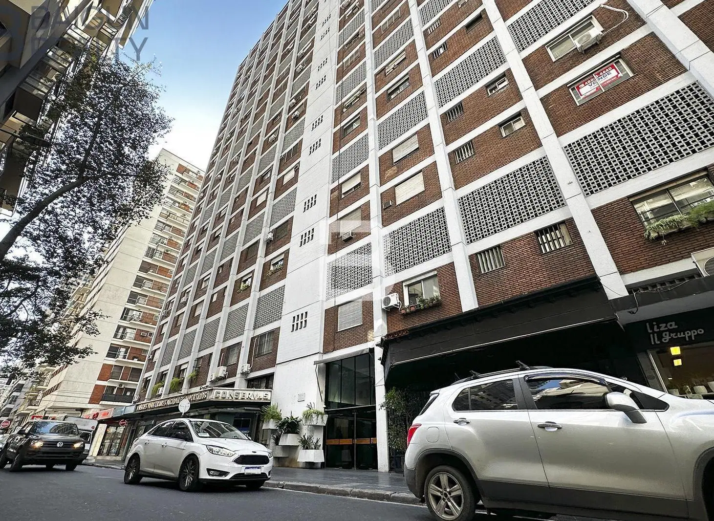 Departamento de 2 ambientes con escritorio, espacio guardacoche y baulera en venta en Retiro 3