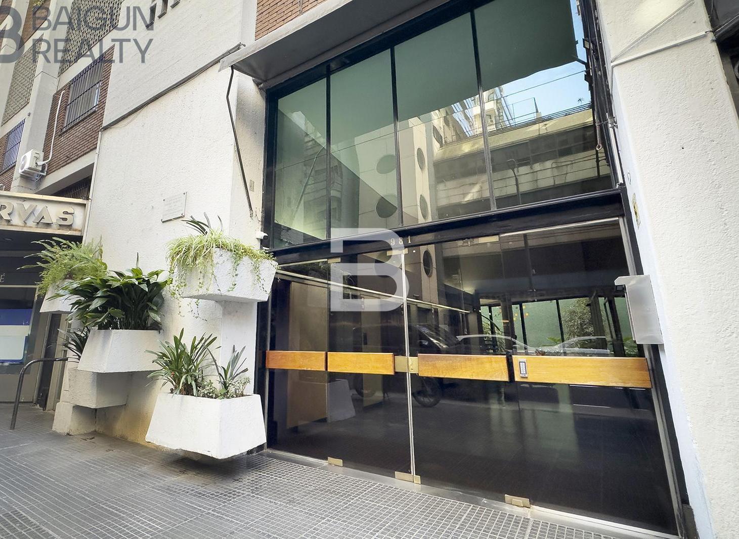 Departamento de 2 ambientes con escritorio, espacio guardacoche y baulera en venta en Retiro