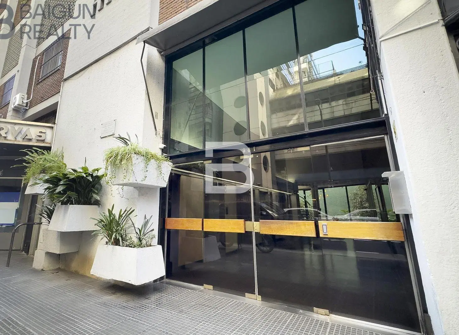 Departamento de 2 ambientes con escritorio, espacio guardacoche y baulera en venta en Retiro 2