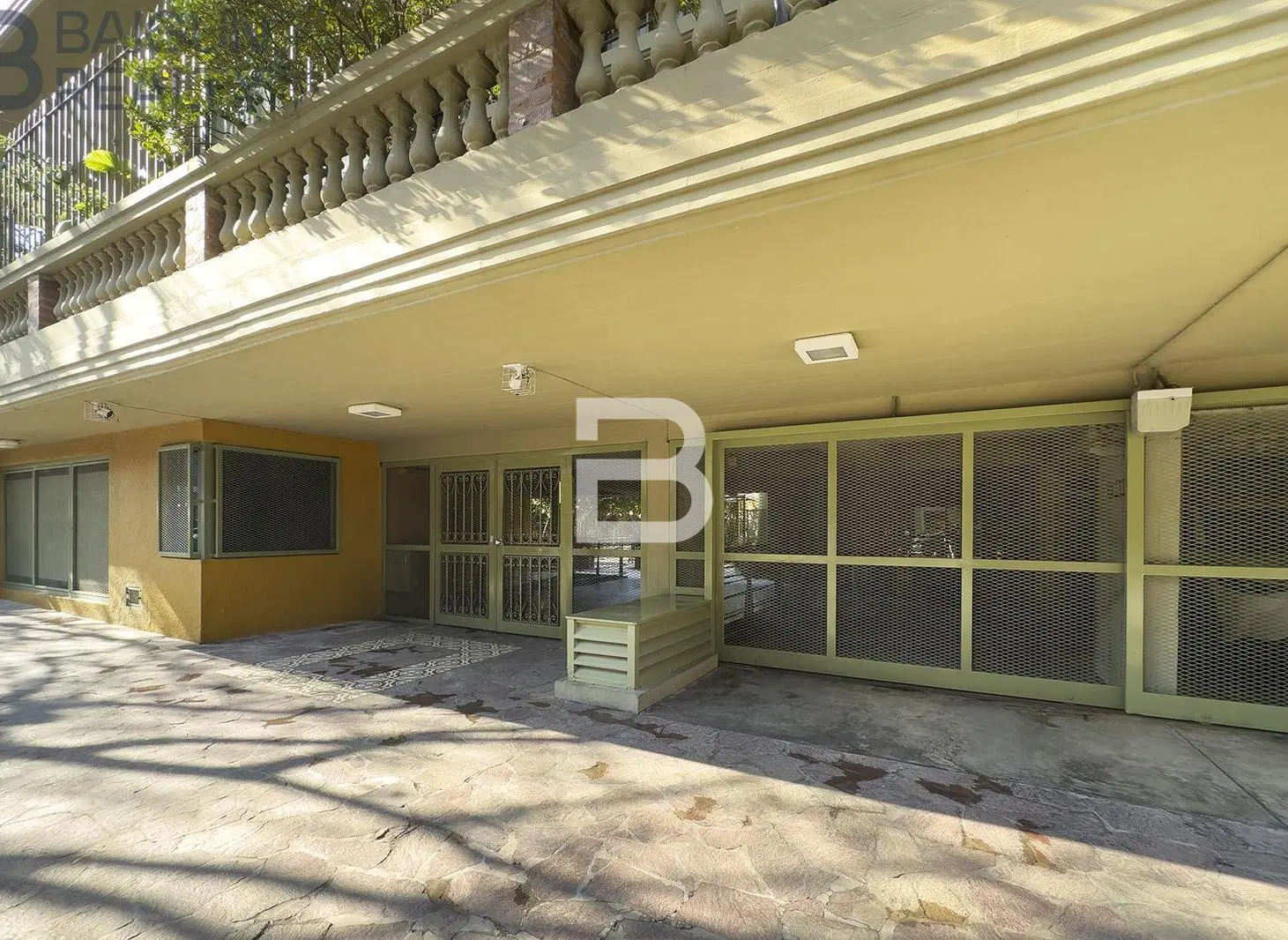 Duplex de 4 ambientes con dependencia, jardin, parrilla propia y cochera en venta en Colegiales 2