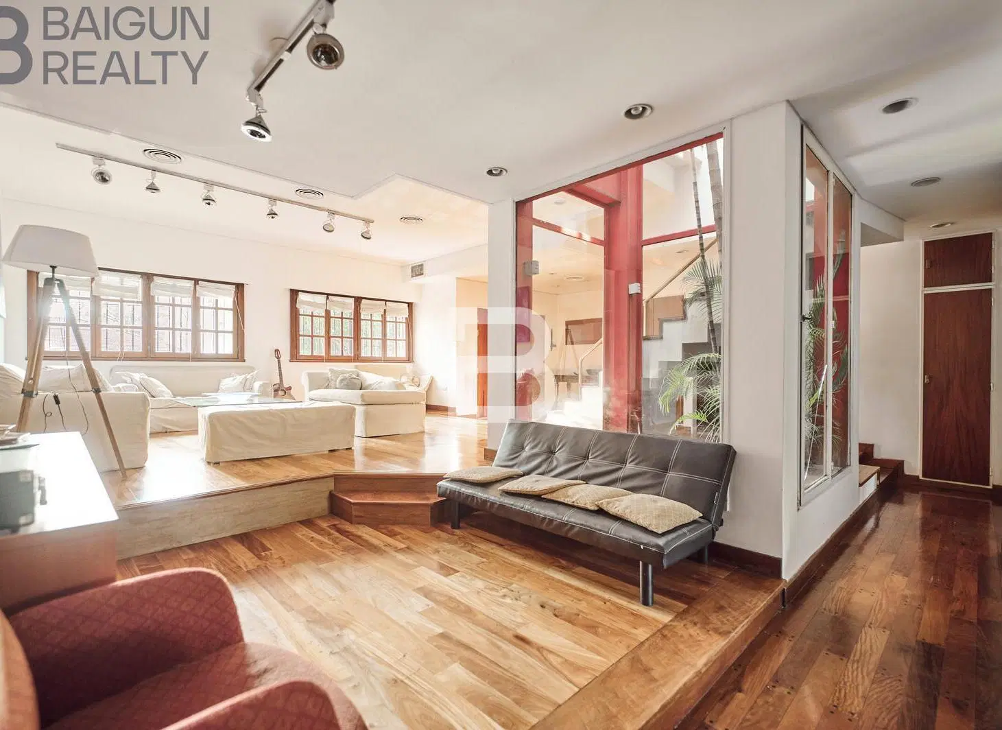 Casa de 6 ambientes con jardín, pileta, parrilla y garage en venta en Coghlan 3