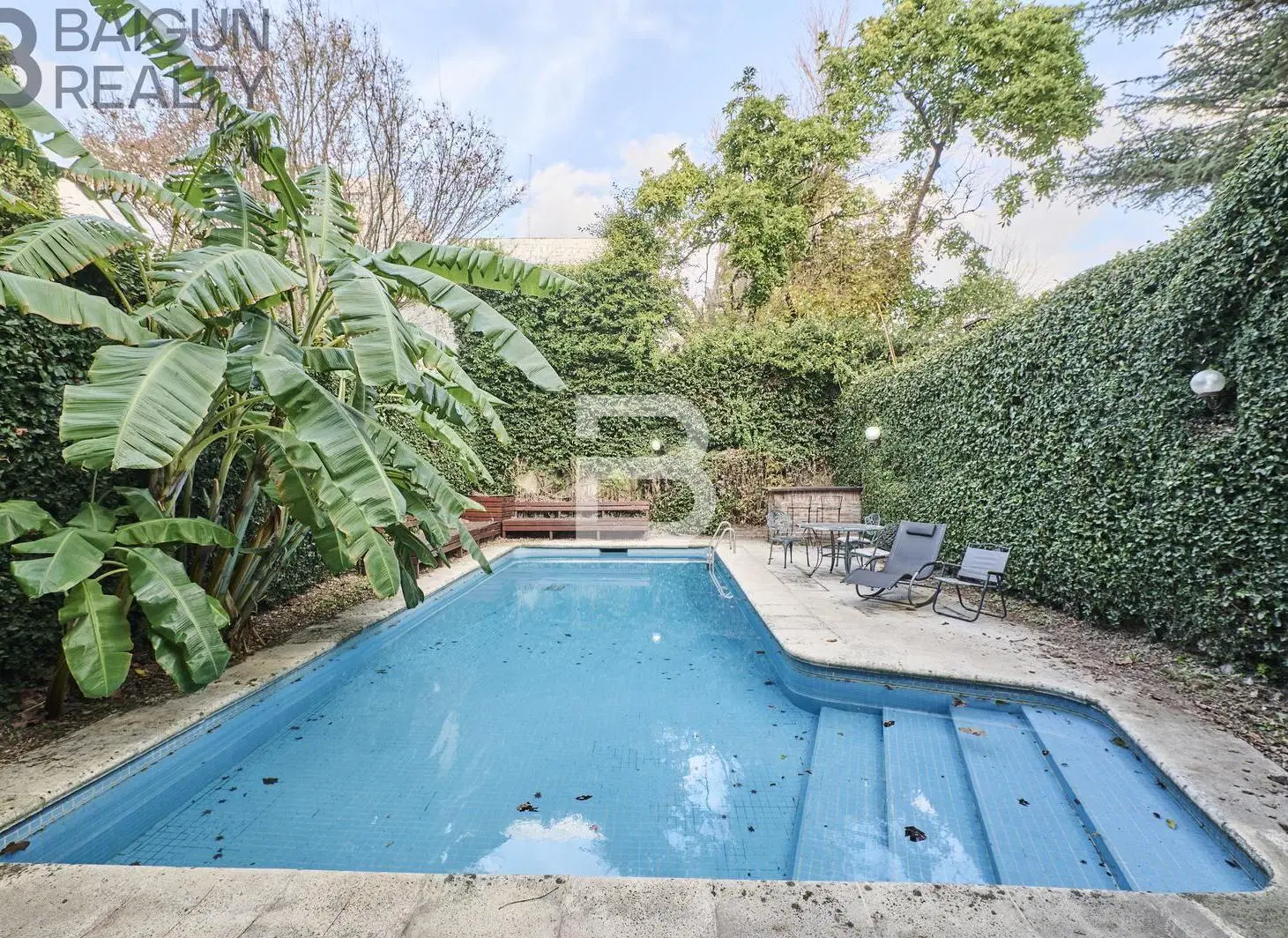 Casa de 6 ambientes con jardín, pileta, parrilla y garage en venta en Coghlan 5