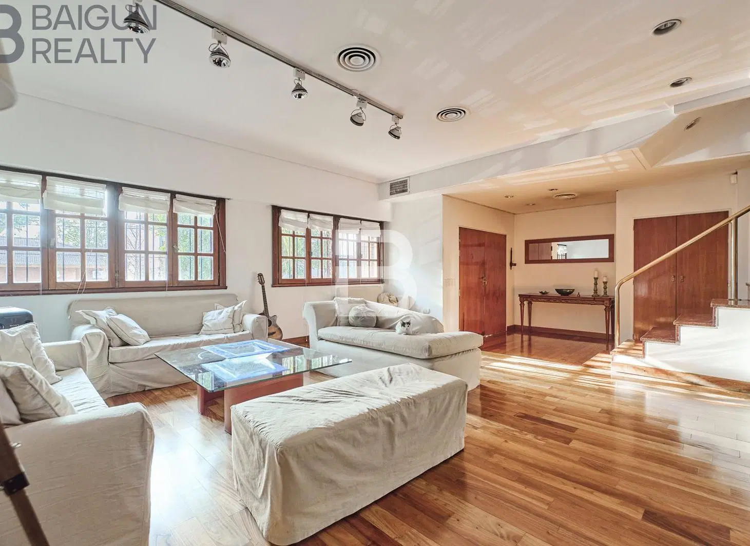 Casa de 6 ambientes con jardín, pileta, parrilla y garage en venta en Coghlan 2
