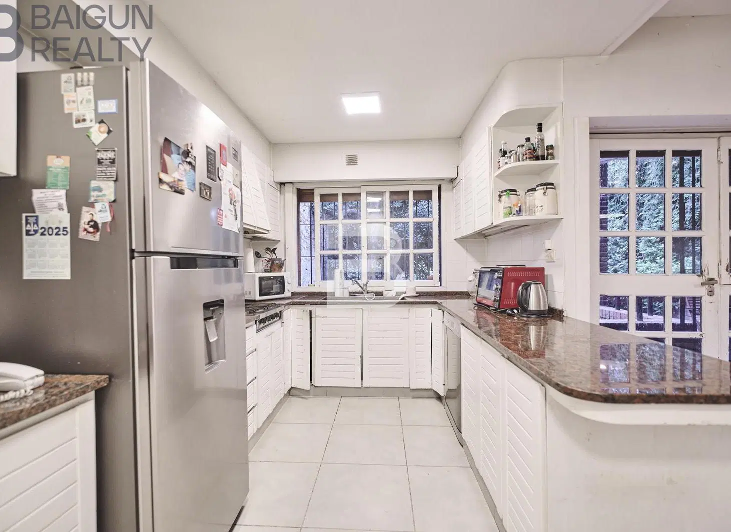 Casa de 6 ambientes con jardín, pileta, parrilla y garage en venta en Coghlan 8