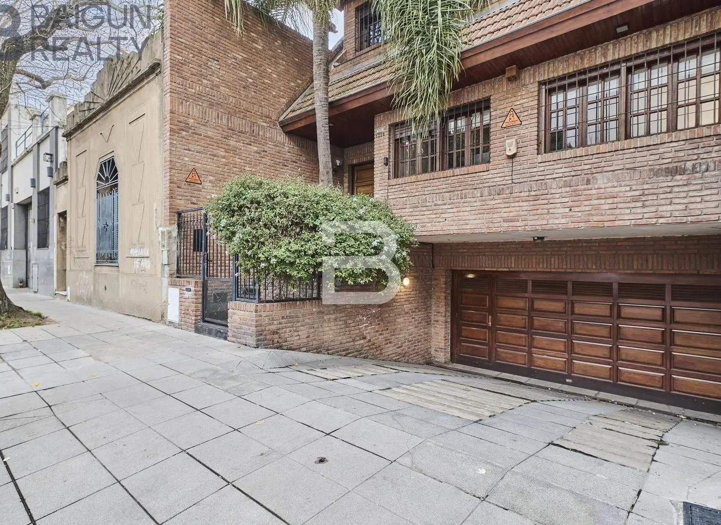 Casa de 6 ambientes con jardín, pileta, parrilla y garage en venta en Coghlan 4
