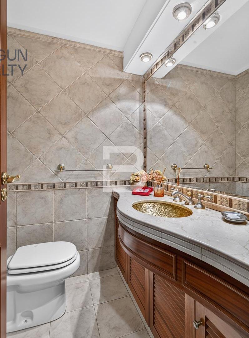 Foto de Venta Casa de Categoría en Villa Devoto 7 Ambientes con Parque, Quincho, imagen 2