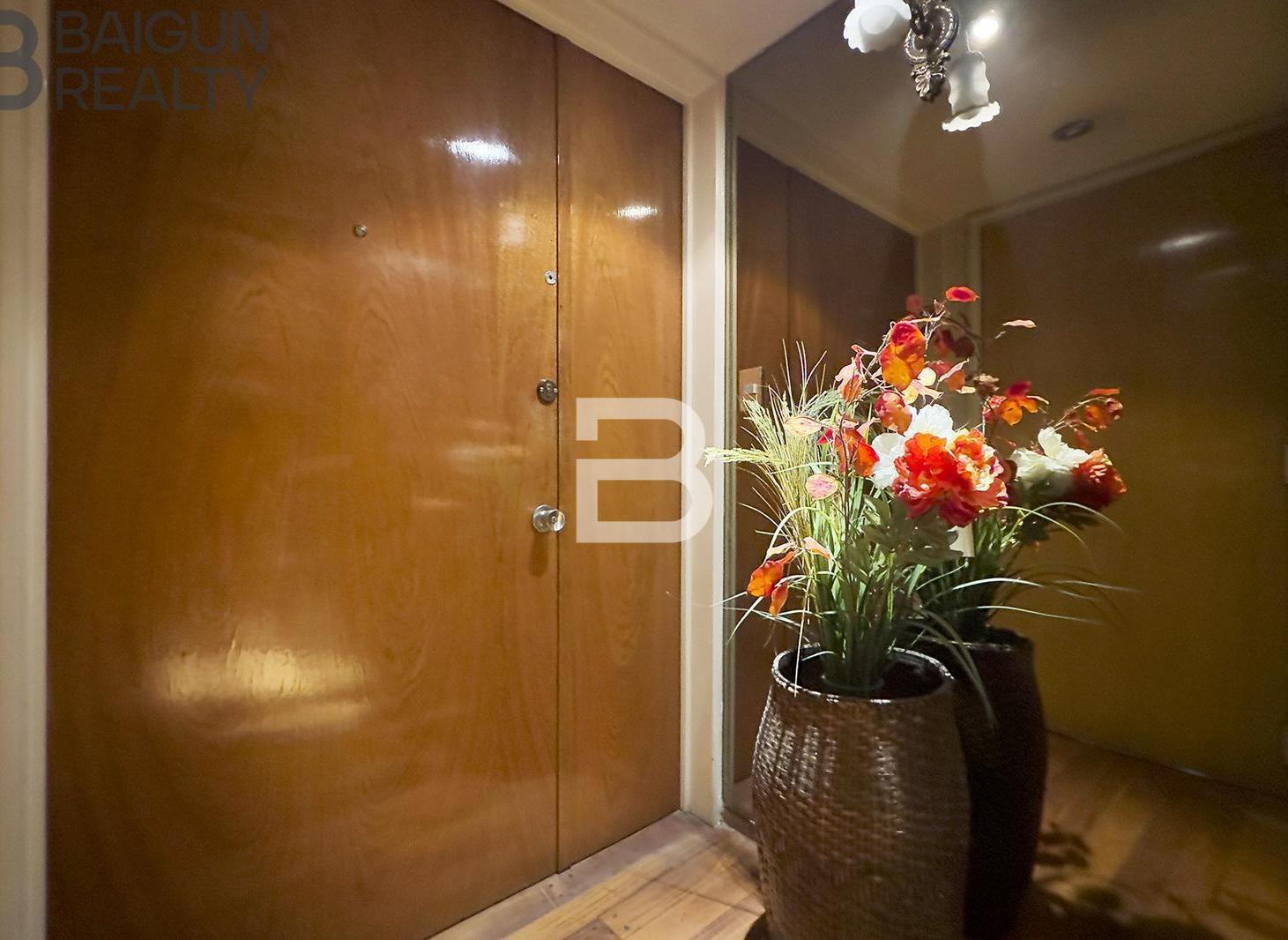Foto de Alquiler Departamento de 5 ambientes con dependencia y cochera en, imagen 2
