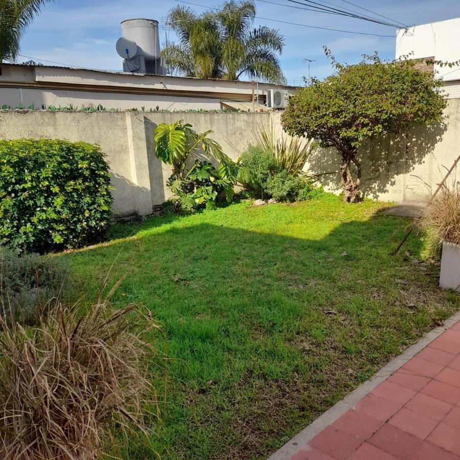 Casa 3 Ambientes con Jardín Al Fondo y Cochera en Venta 5