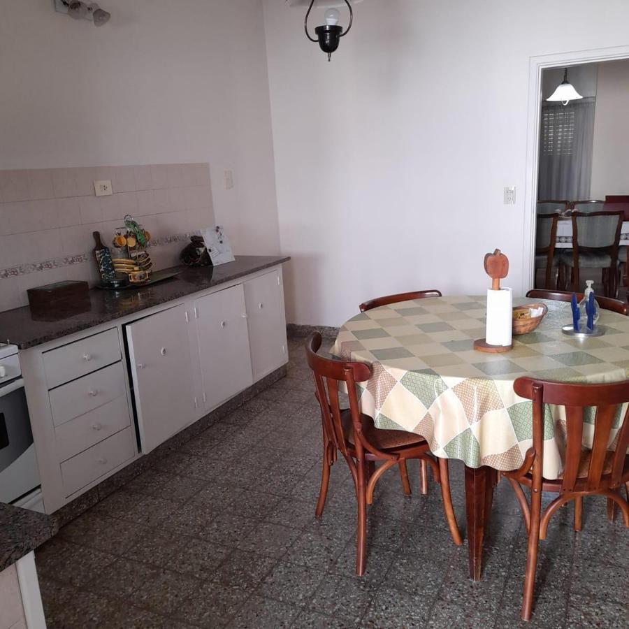 Casa 3 Ambientes con Jardín Al Fondo y Cochera en Venta 2