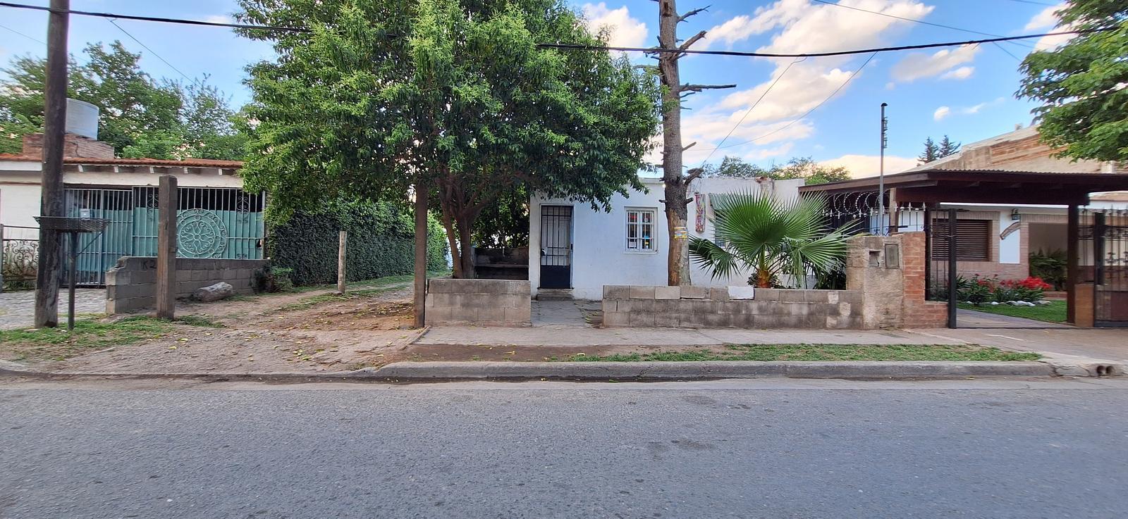 CASA DE DOS DORMITORIOS MAS DEPARTAMENTO EN VENTA BARRIO SILVANO FUNES