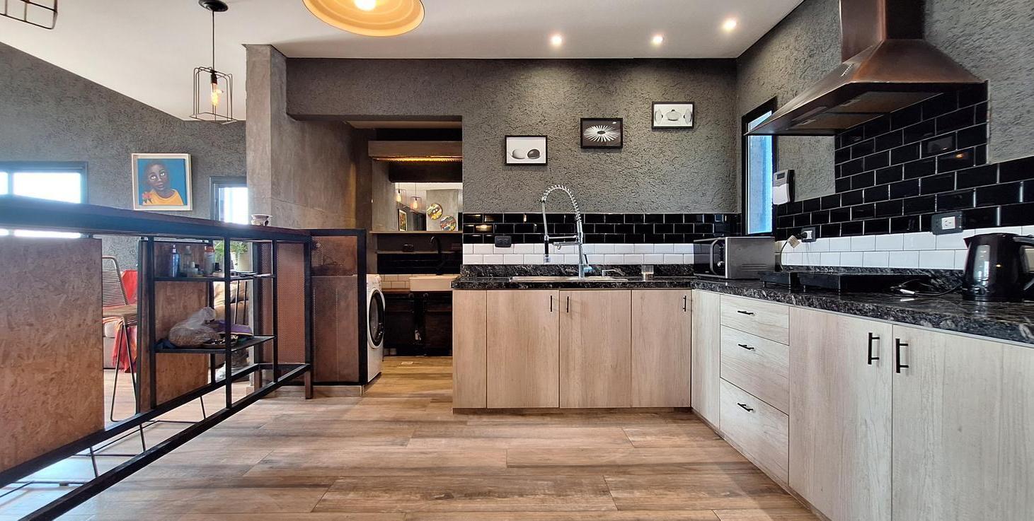 Foto de CASA EN VENTA 3 DORMITORIOS CON PISCINA JACUZZI Y GRAN PATIO BARRIO LA, imagen 4