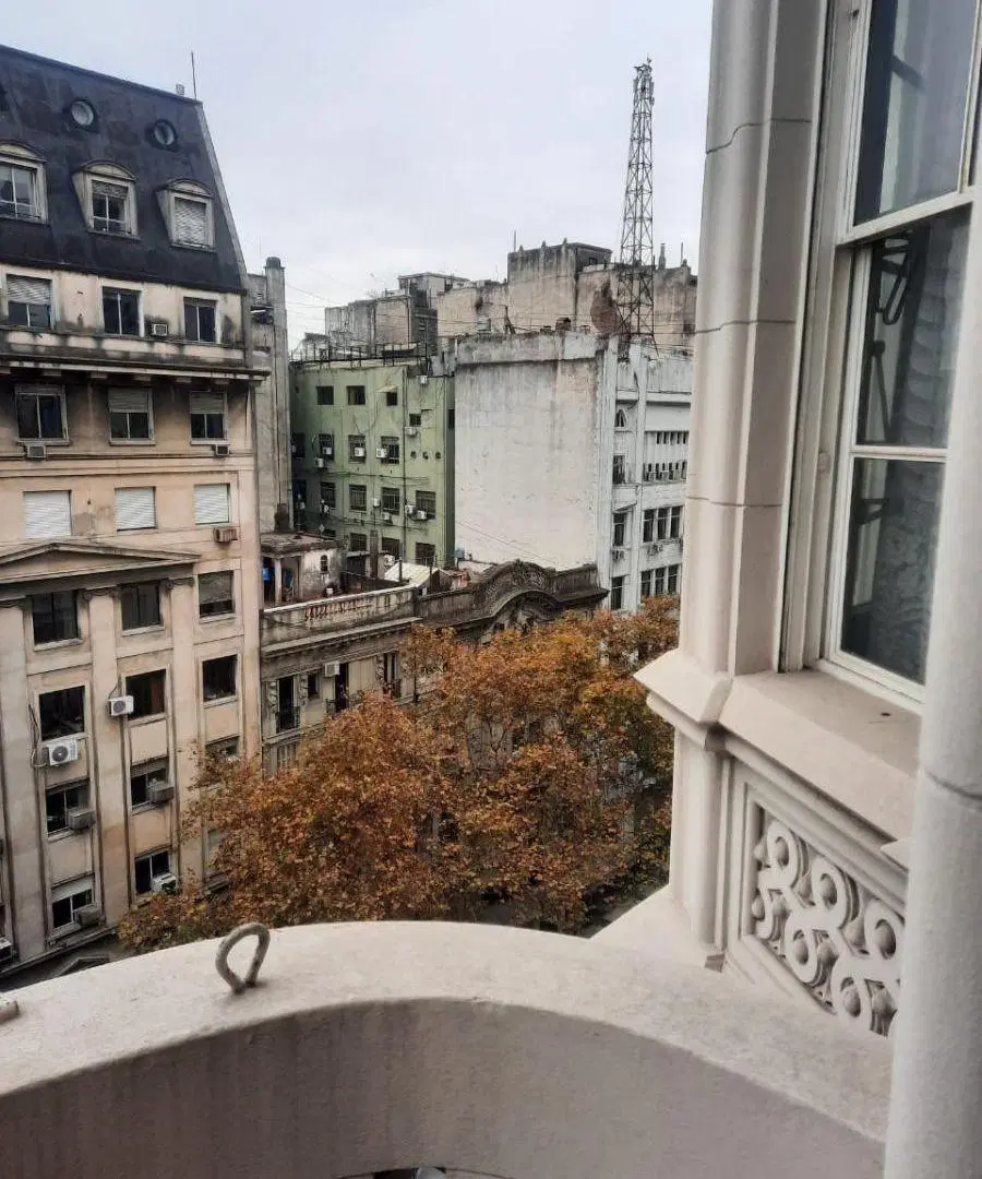 Venta de Oficina en Galería Barolo av. de mayo al 1300 piso 7 con balcón mirando a la avenida 8