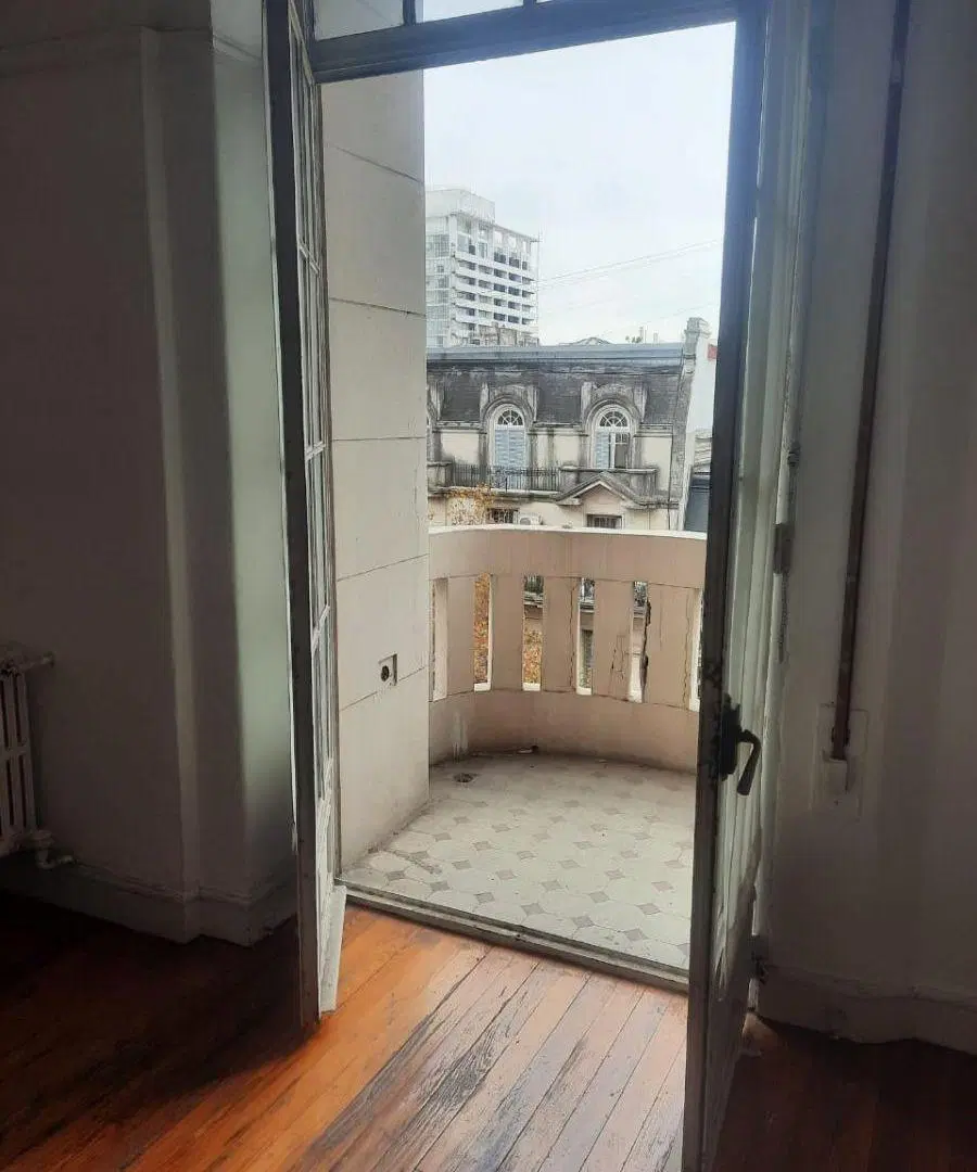 Venta de Oficina en Galería Barolo av. de mayo al 1300 piso 7 con balcón mirando a la avenida 2